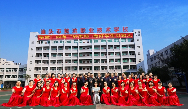 合唱团合影（定稿）.jpg