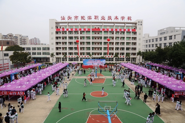 应聘会（远景）.jpg
