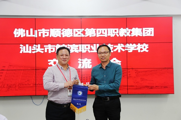赠送锦旗1.jpg